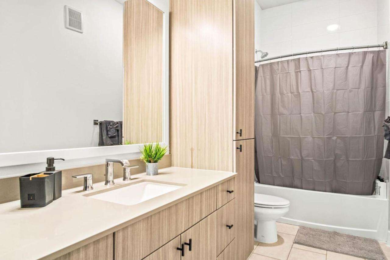 Luxurious New Unit 1bd1ba Pool, Golf Sim Apartment *