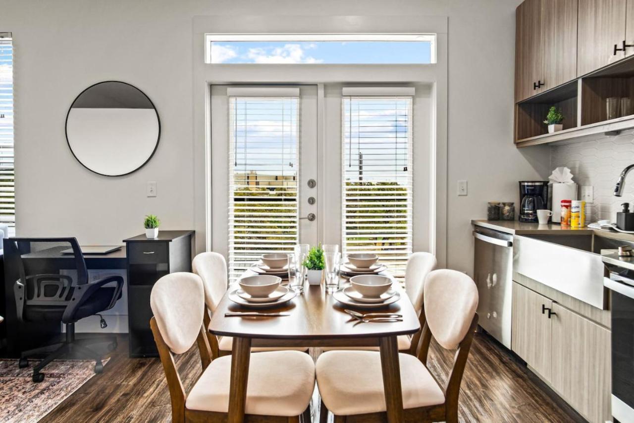 Luxurious New Unit 1bd1ba Pool Golf Sim Apartment