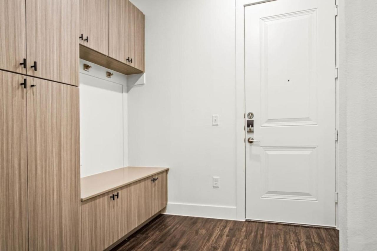 Luxurious New Unit 1bd1ba Pool Golf Sim Apartment