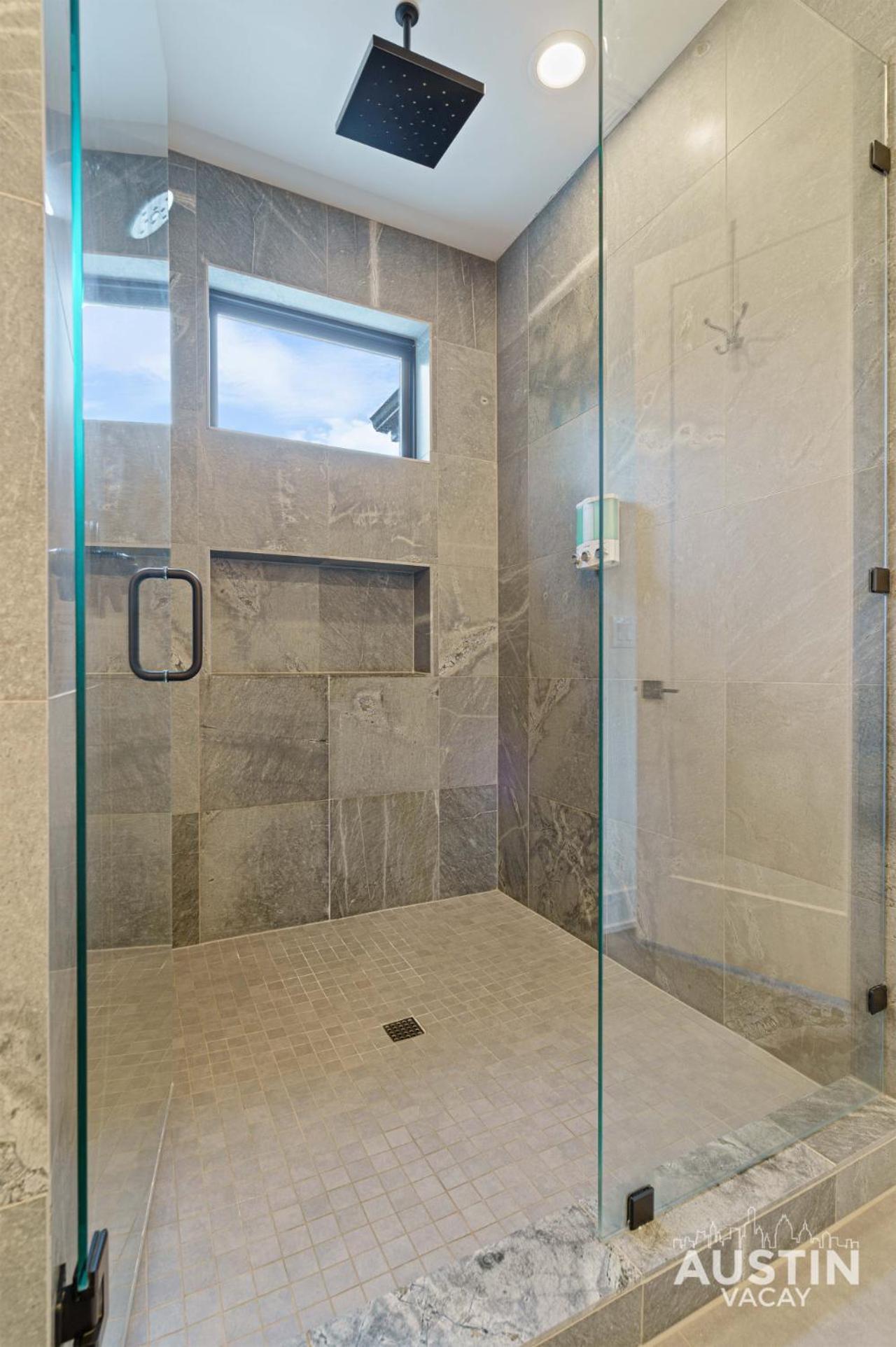 Holiday home Pool Jacuzzi Covered Patio In Family 4bd 3ba East By Vacay *