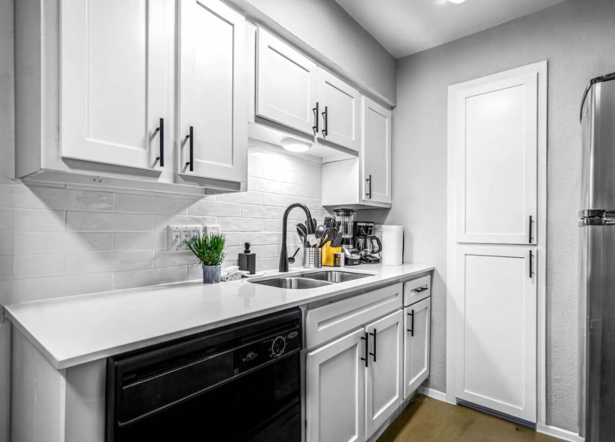 Apartment Modern 1br Retreat Pool 10 Minutes To