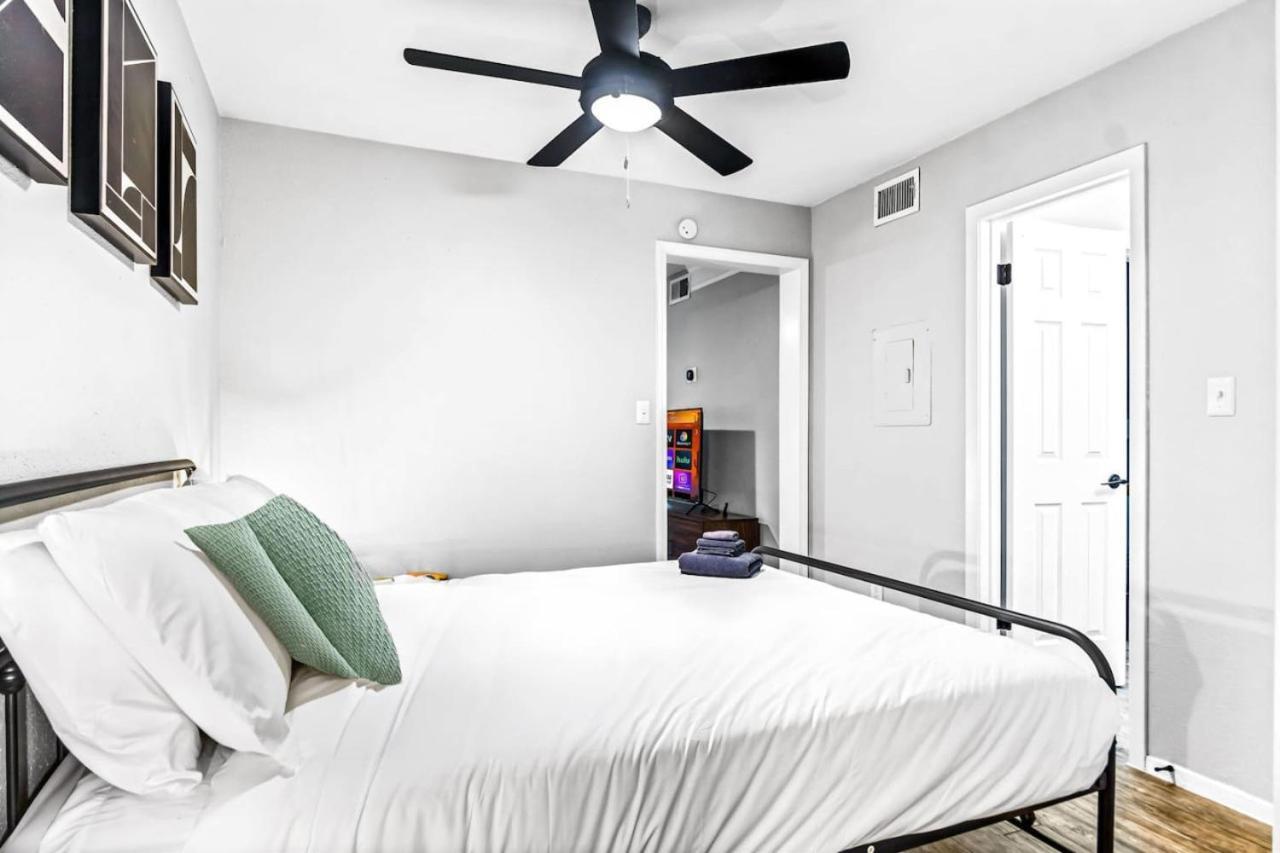 Modern 1br Retreat Pool 10 Minutes To