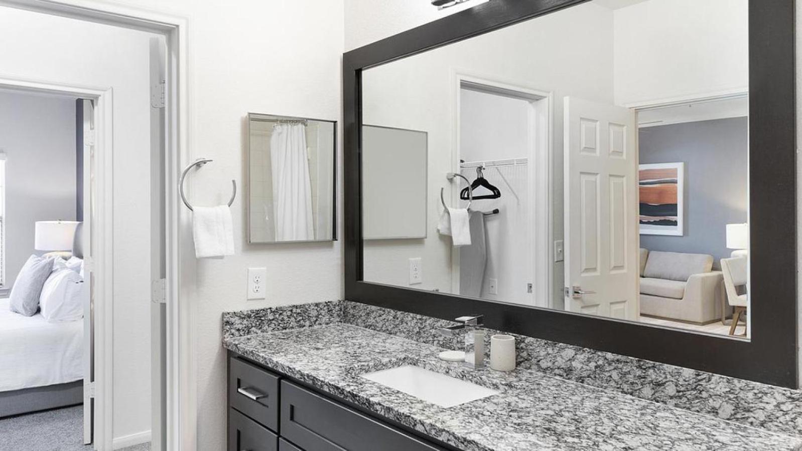 Landing At Bridge At Southpark Landing - 1 Bedroom In South *