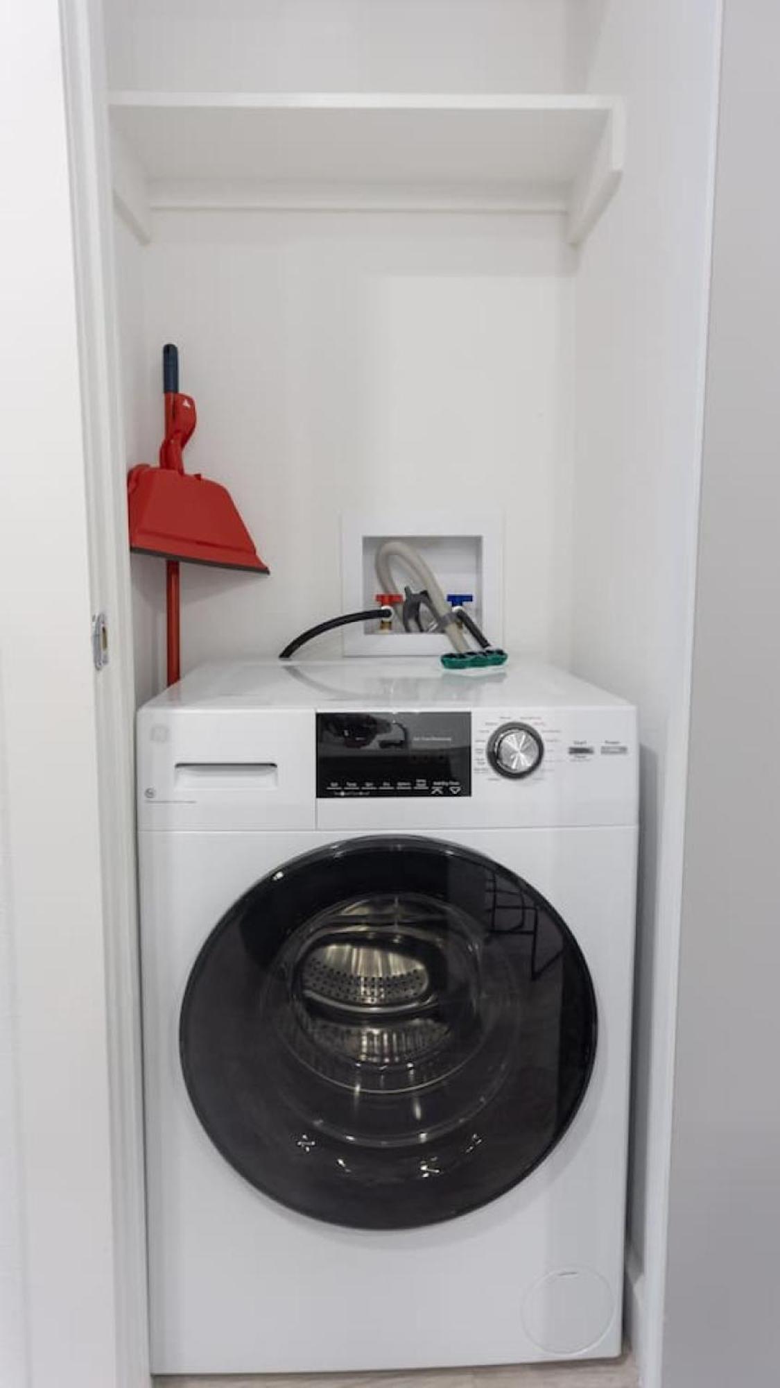 Brand New Unit, 5 Min To Downtown Apartment
