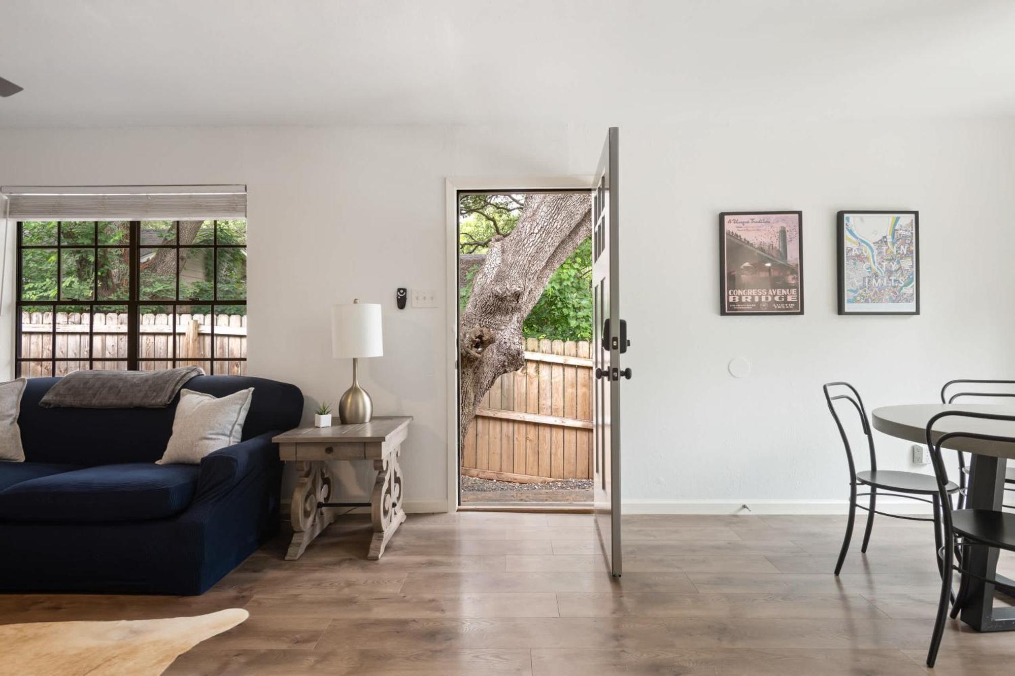Charming 2 Bedroom Unit With Large Yard Holiday home Austin