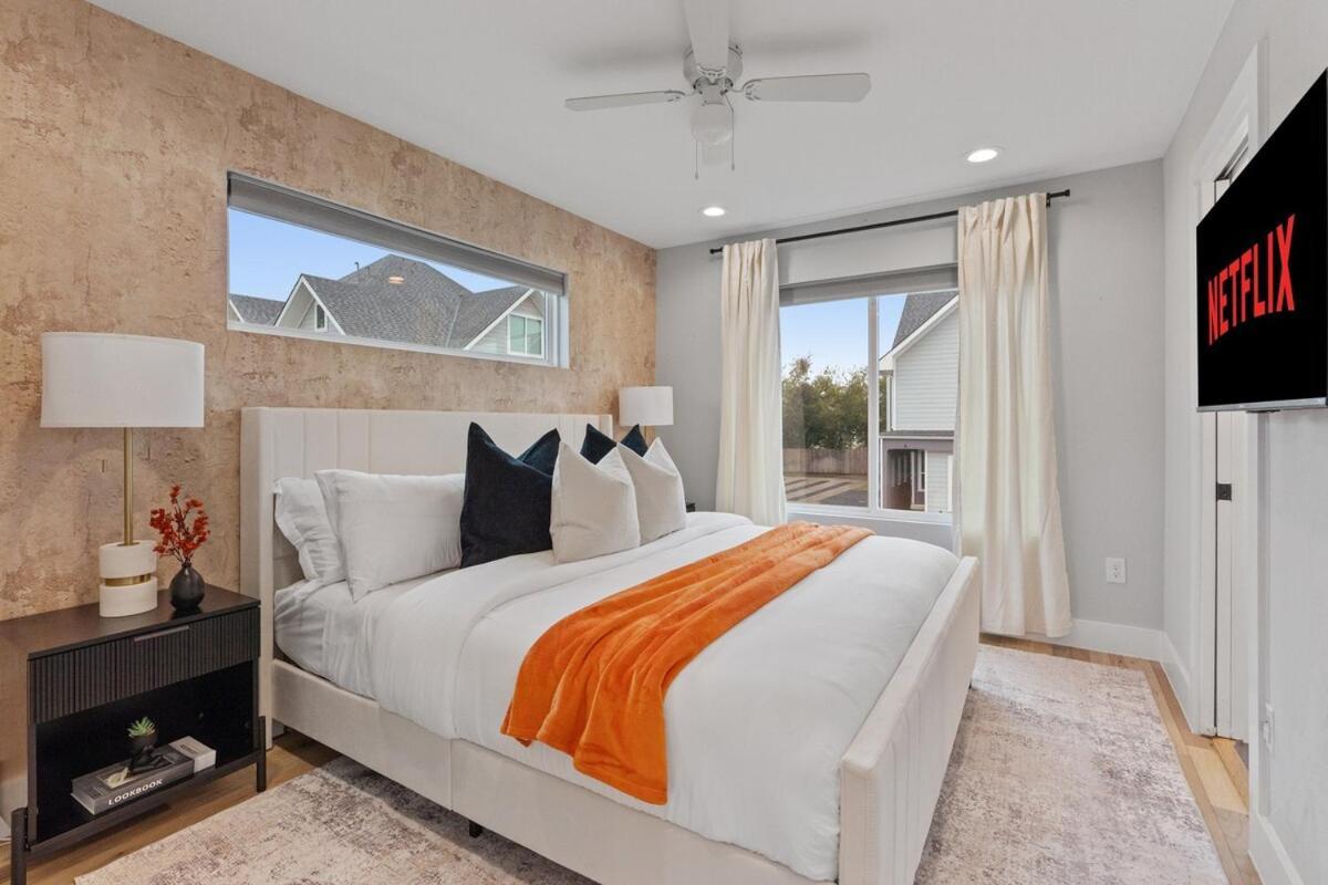 Holiday home Stunning Area - 4br Gem - 5 Mins To Dt - Sleeps 10 Austin