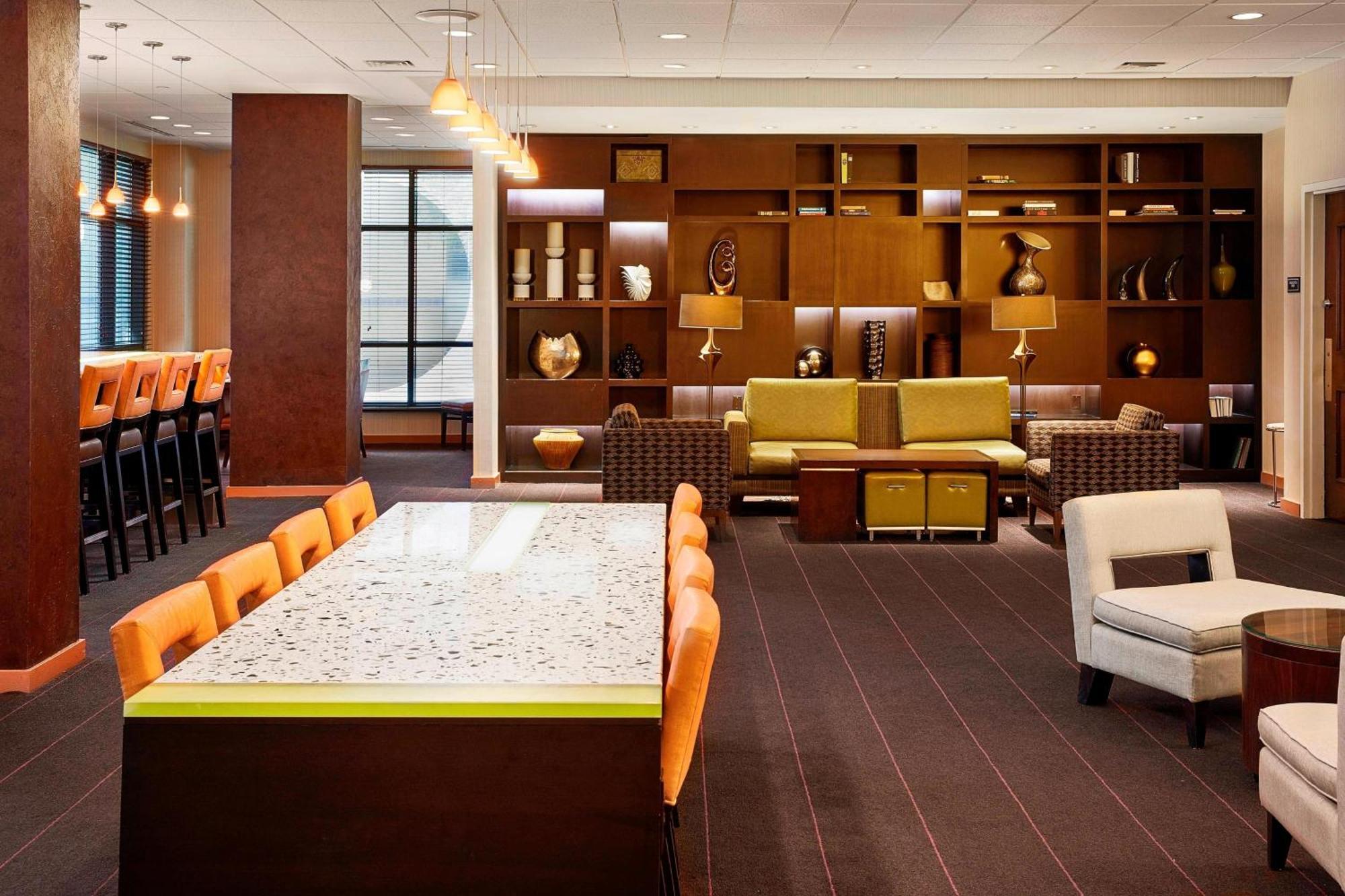 Hotel Downtown / Convention Center 3*