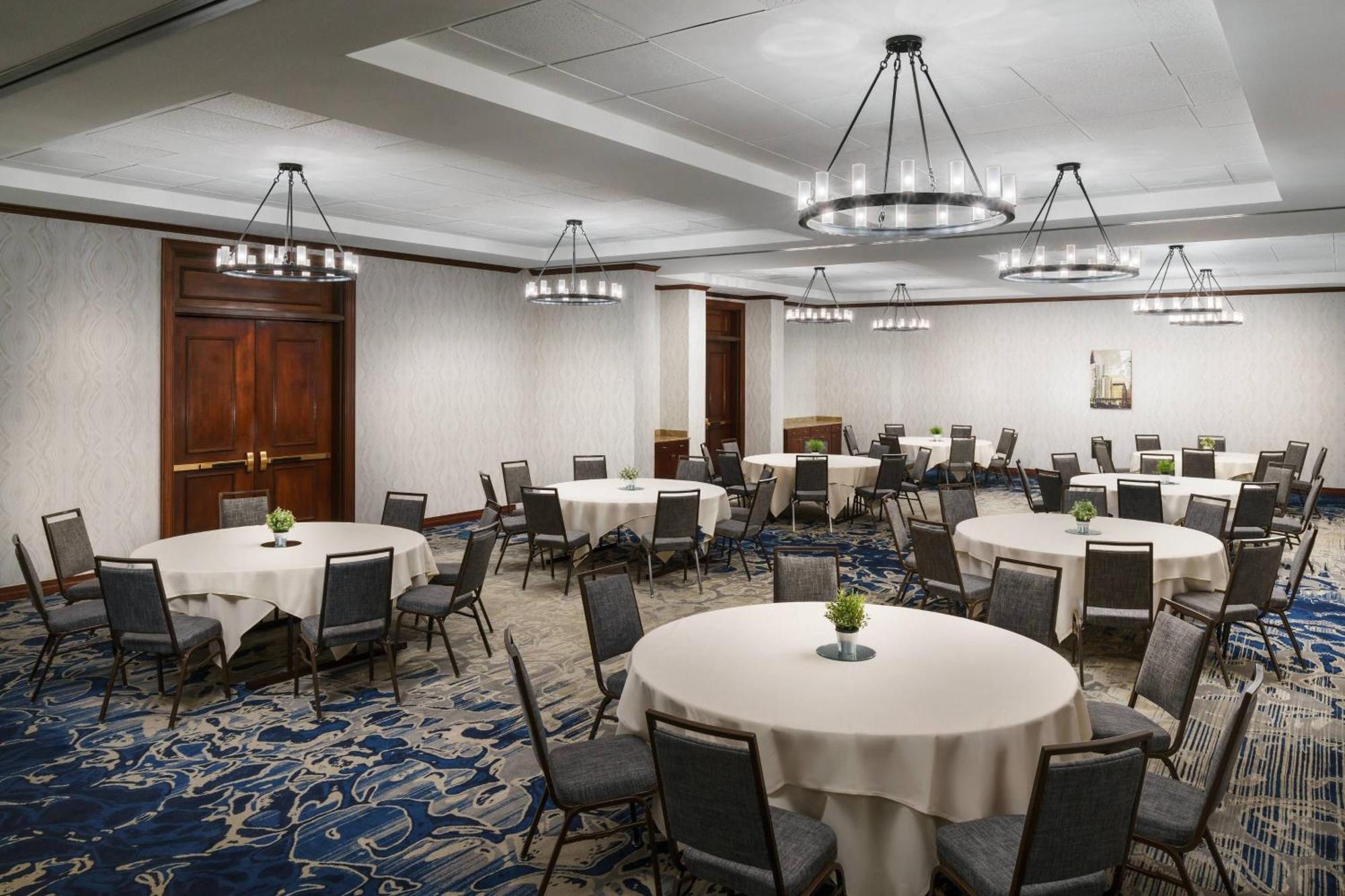 Hotel Downtown / Convention Center 3*
