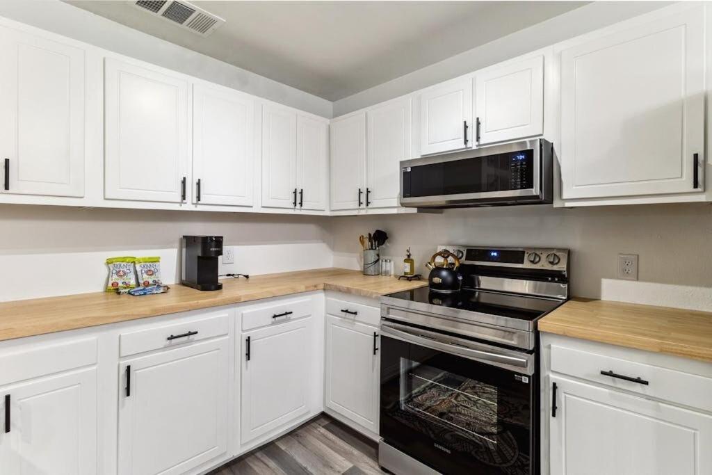 Artist Retreat By Soco - Sleeps 6 - Free Parking Apartment *