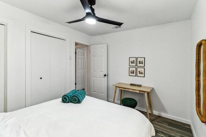 Apartment Artist Retreat By Soco - Sleeps 6 - Free Parking