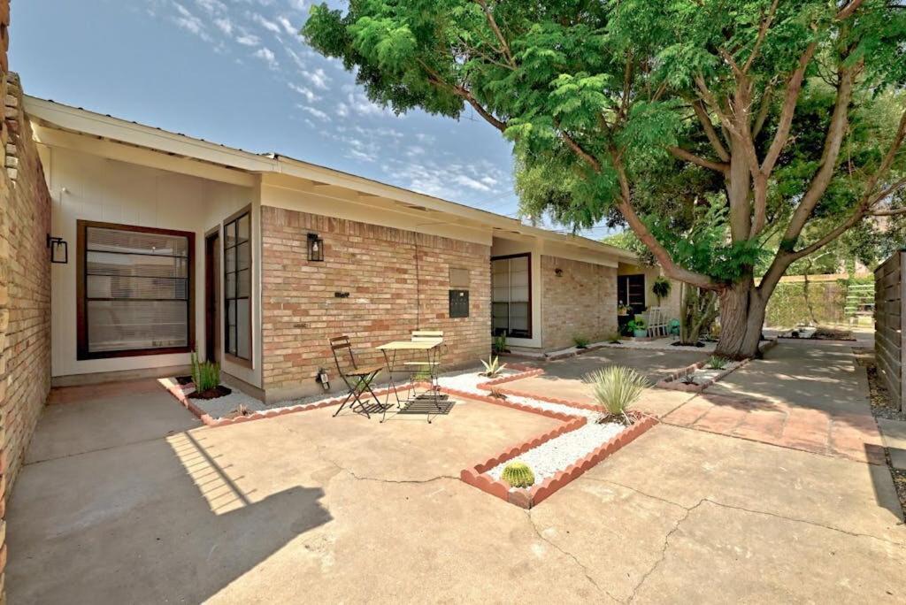 Artist Retreat By Soco - Sleeps 4 - Free Parking Apartment