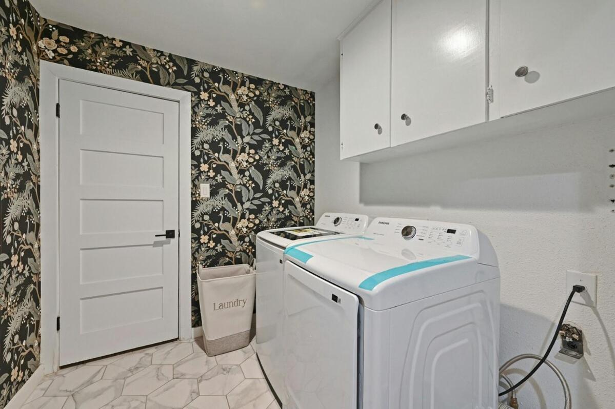 Stylish Downtown Gem - Sleeps 8 - Fire Pit - Ensuite Baths * Austin