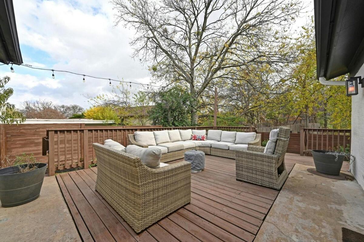 Stylish Downtown Gem - Sleeps 8 - Fire Pit - Ensuite Baths Holiday home *