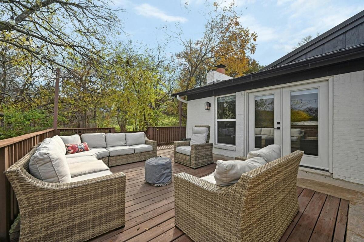 Holiday home Stylish Downtown Gem - Sleeps 8 - Fire Pit - Ensuite Baths *
