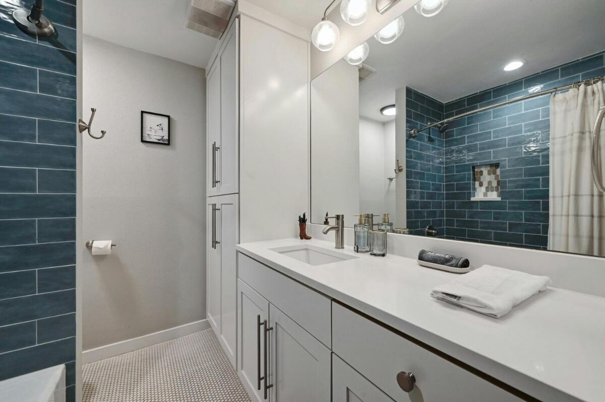 Stylish Downtown Gem - Sleeps 8 - Fire Pit - Ensuite Baths Holiday home Austin