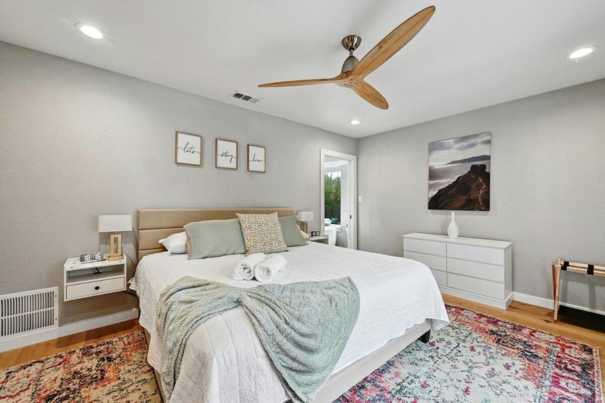 Holiday home Stylish Downtown Gem - Sleeps 8 - Fire Pit - Ensuite Baths Austin