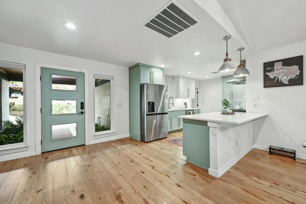 Stylish Downtown Gem - Sleeps 8 - Fire Pit - Ensuite Baths Holiday home