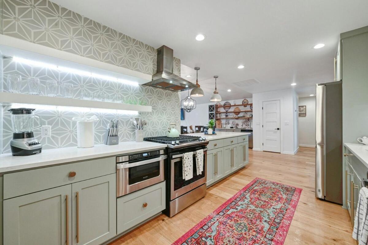 Holiday home Stylish Downtown Gem - Sleeps 8 - Fire Pit - Ensuite Baths Austin