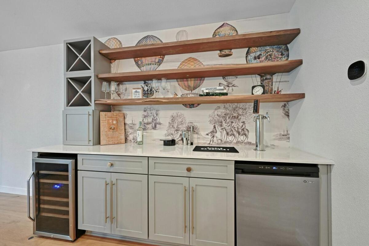 Stylish Downtown Gem - Sleeps 8 - Fire Pit - Ensuite Baths Austin