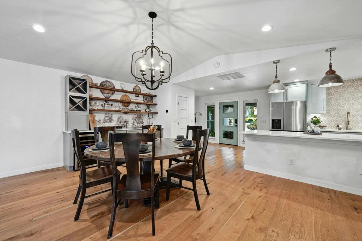 Stylish Downtown Gem - Sleeps 8 - Fire Pit - Ensuite Baths * Austin