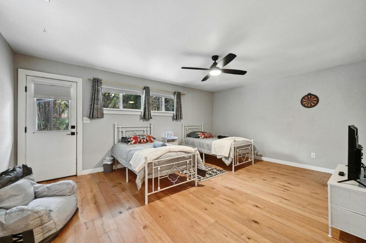 Stylish Downtown Gem - Sleeps 8 - Fire Pit - Ensuite Baths Holiday home Austin