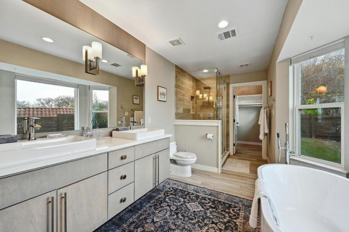 Holiday home Stylish Downtown Gem - Sleeps 8 - Fire Pit - Ensuite Baths