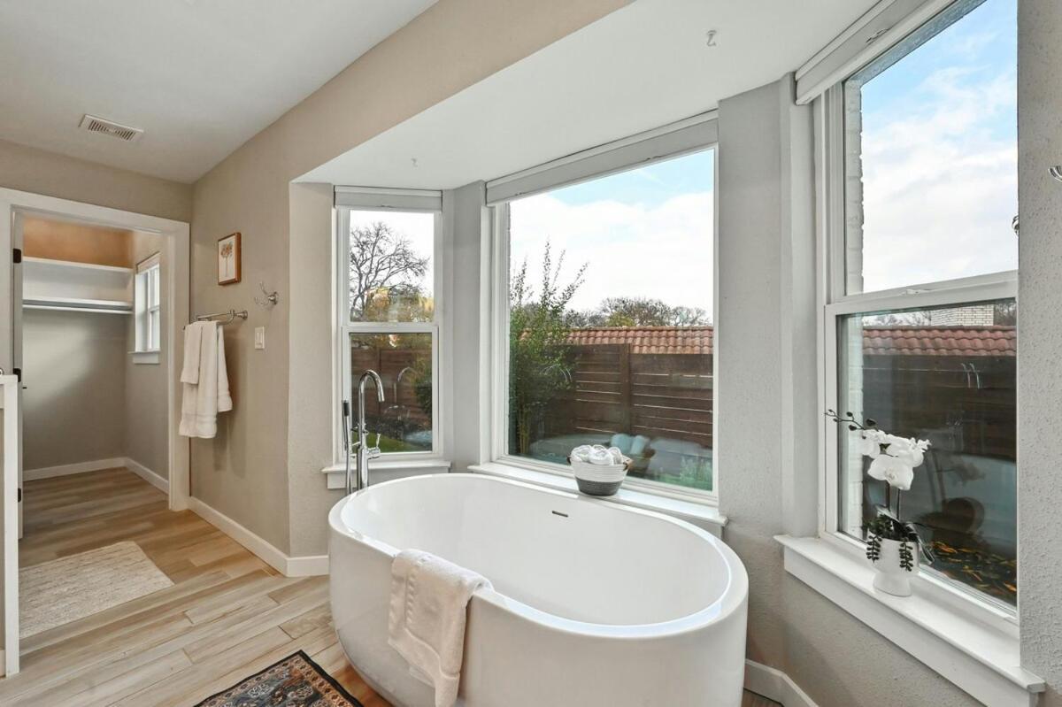 Holiday home Stylish Downtown Gem - Sleeps 8 - Fire Pit - Ensuite Baths *