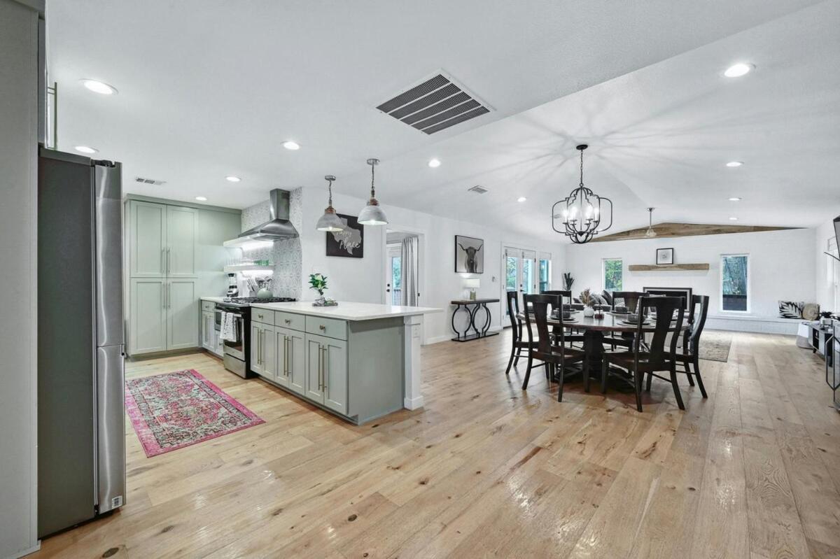 Holiday home Stylish Downtown Gem - Sleeps 8 - Fire Pit - Ensuite Baths Austin