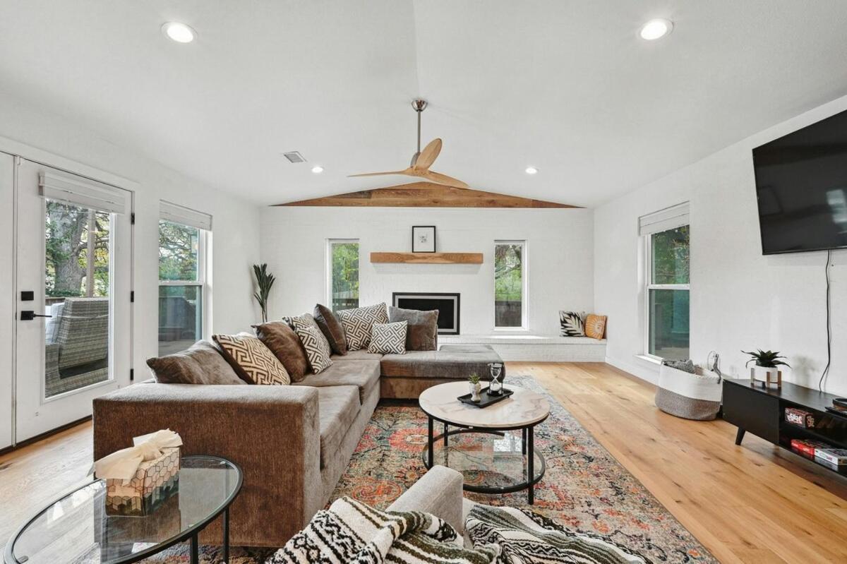 Stylish Downtown Gem - Sleeps 8 - Fire Pit - Ensuite Baths *