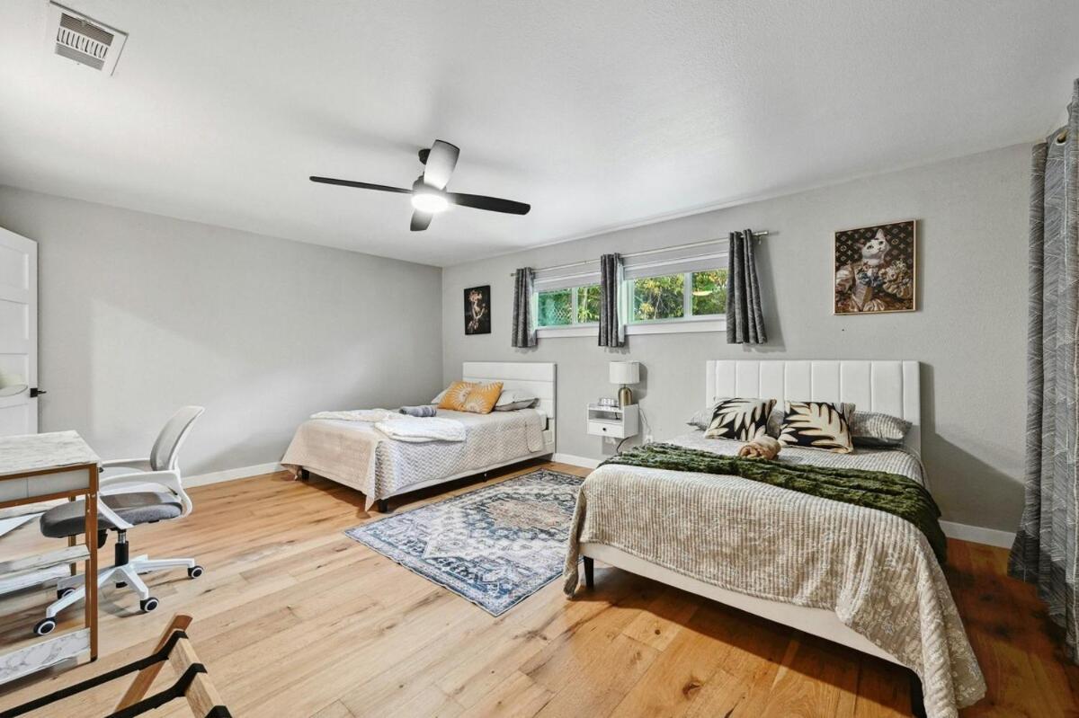Stylish Downtown Gem - Sleeps 8 - Fire Pit - Ensuite Baths * Austin