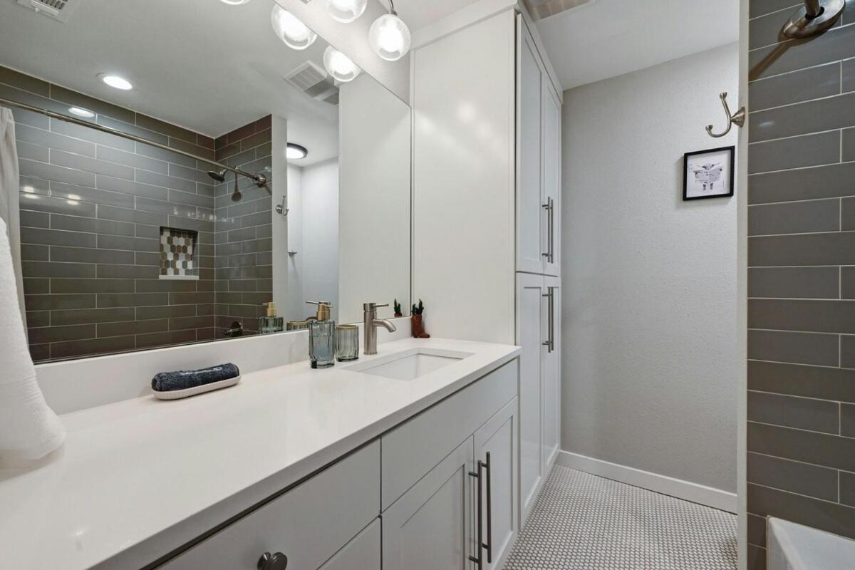 Holiday home Stylish Downtown Gem - Sleeps 8 - Fire Pit - Ensuite Baths