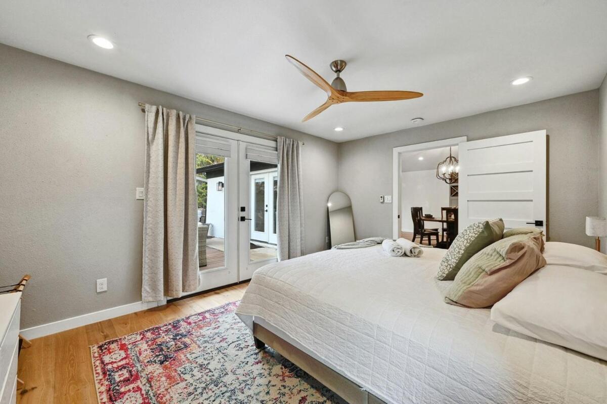 Holiday home Stylish Downtown Gem - Sleeps 8 - Fire Pit - Ensuite Baths *