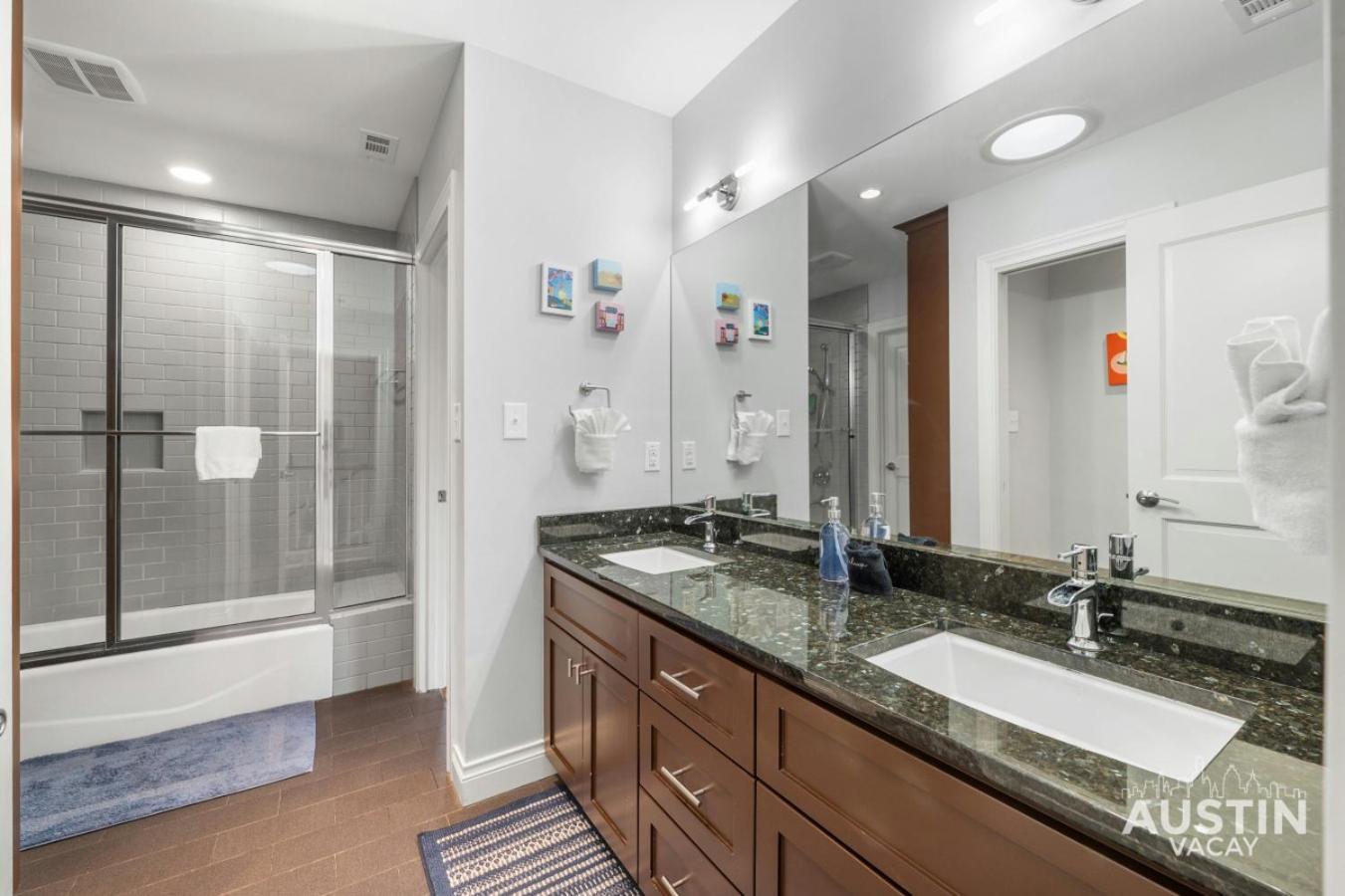 Holiday home Near Ut Pet Friendly W Parking 3br 2.5ba In Walkable Area By Vacay Austin