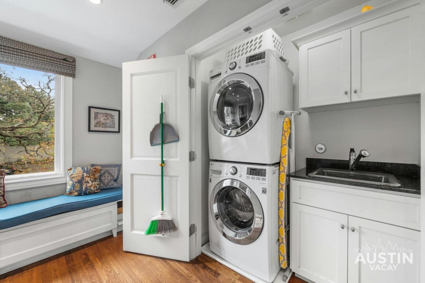 Near Ut Pet Friendly W Parking 3br 2.5ba In Walkable Area By Vacay Austin