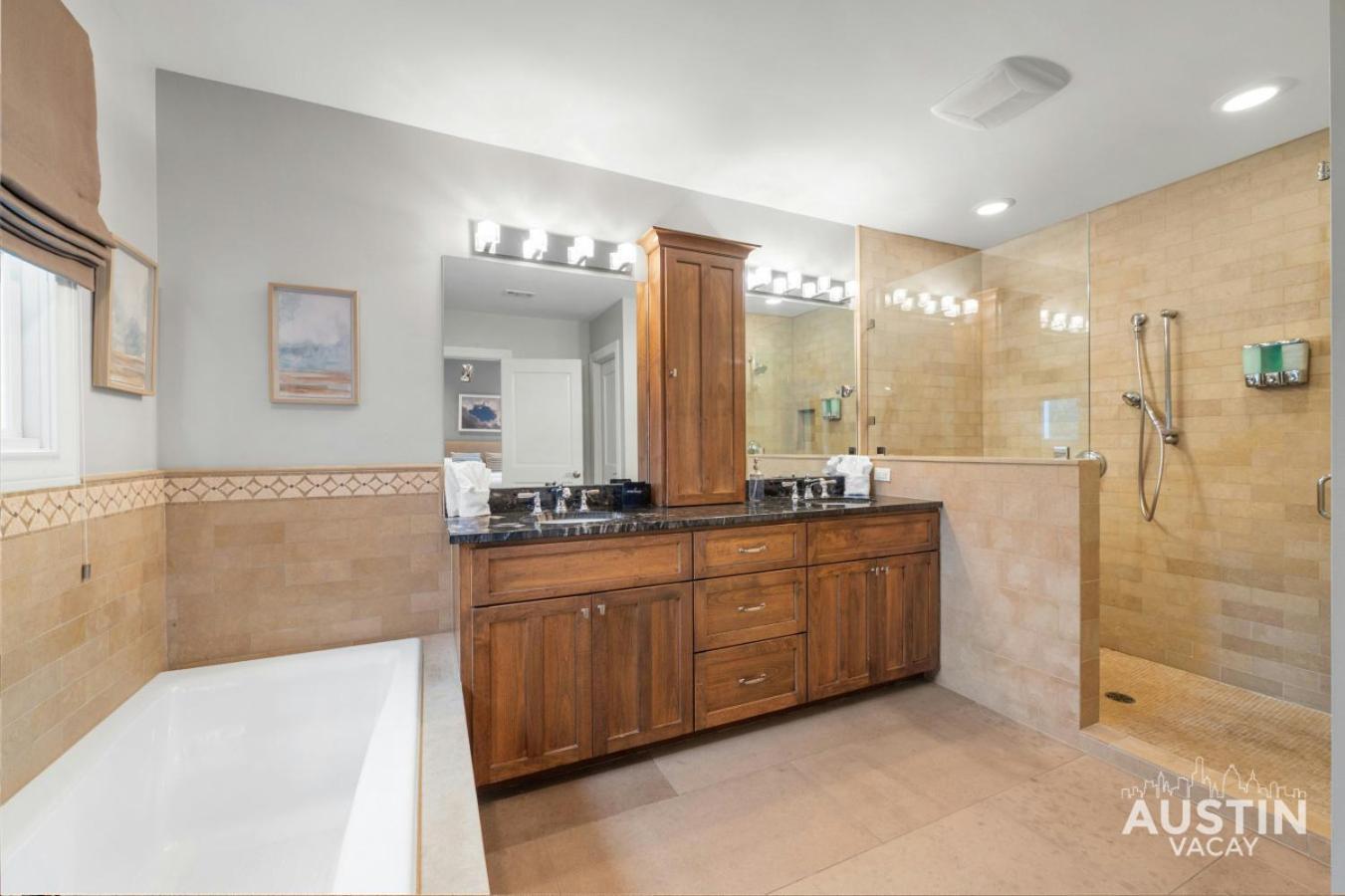 Near Ut Pet Friendly W Parking 3br 2.5ba In Walkable Area By Vacay * Austin
