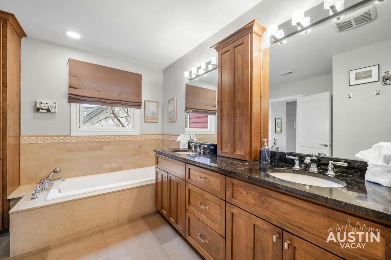 Near Ut Pet Friendly W Parking 3br 2.5ba In Walkable Area By Vacay Holiday home Austin