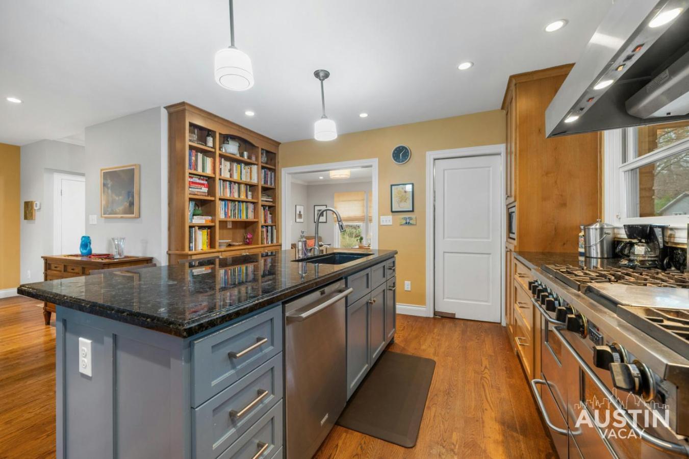 Holiday home Near Ut Pet Friendly W Parking 3br 2.5ba In Walkable Area By Vacay