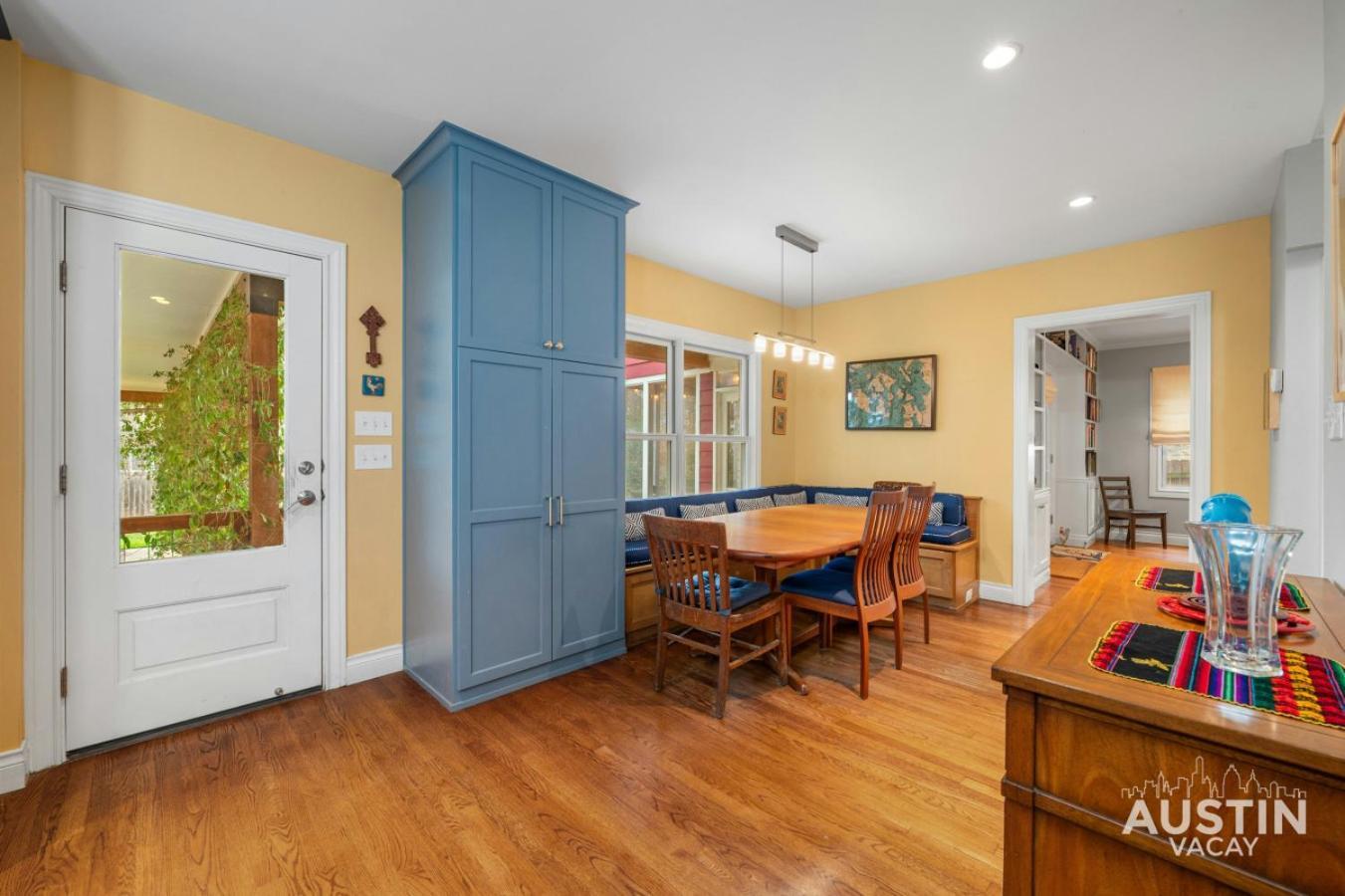 Near Ut Pet Friendly W Parking 3br 2.5ba In Walkable Area By Vacay