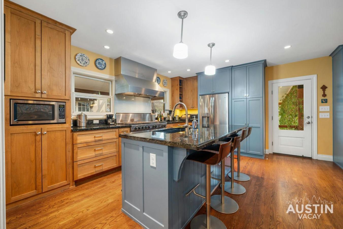 Near Ut Pet Friendly W Parking 3br 2.5ba In Walkable Area By Vacay * Austin
