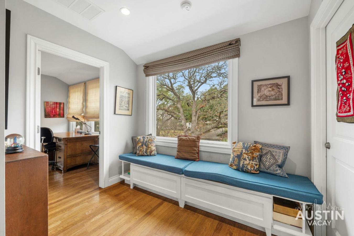 Holiday home Near Ut Pet Friendly W Parking 3br 2.5ba In Walkable Area By Vacay Austin