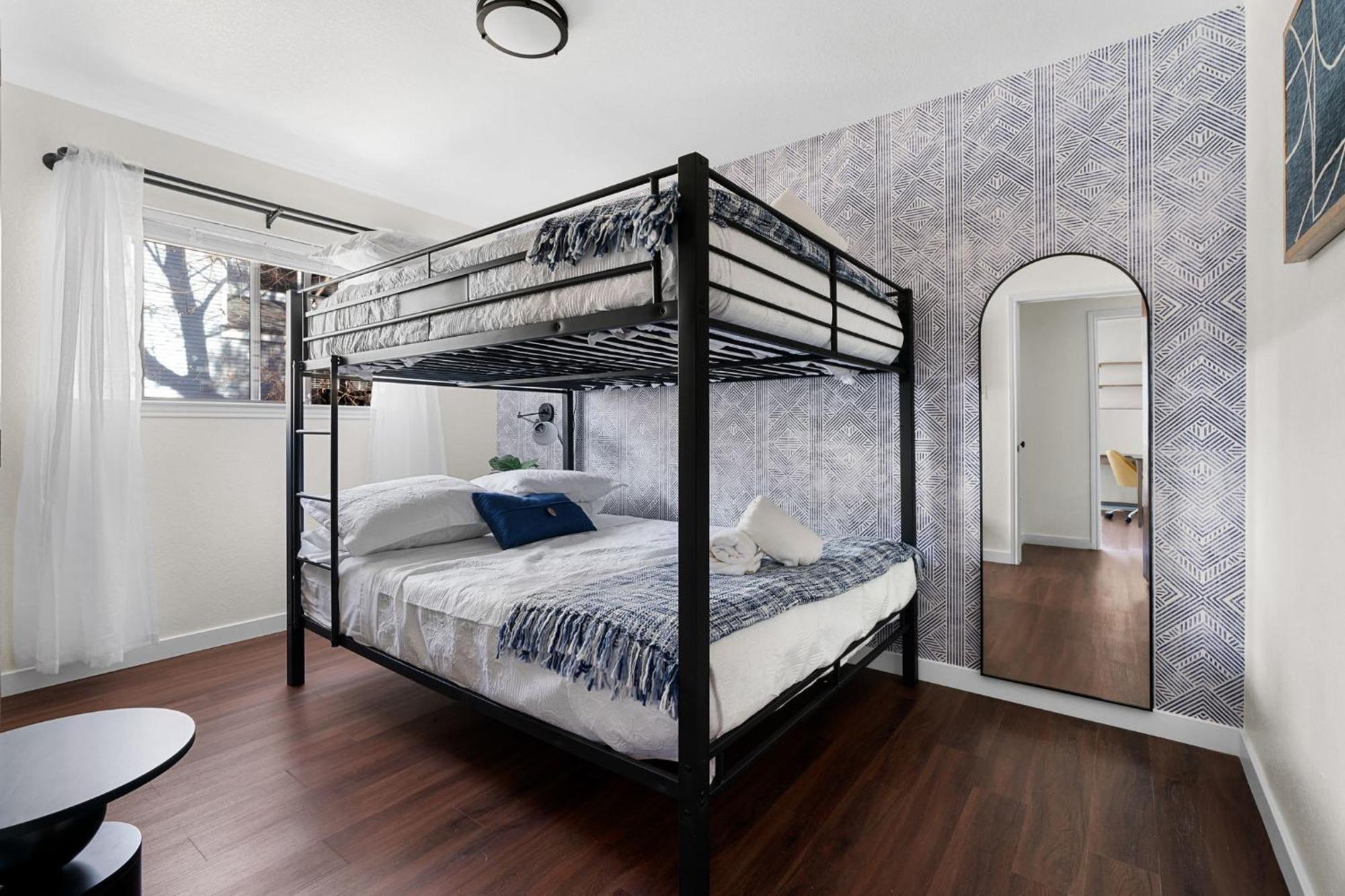 Apartment Hillside 3br King-close To Dt Domain And Q2