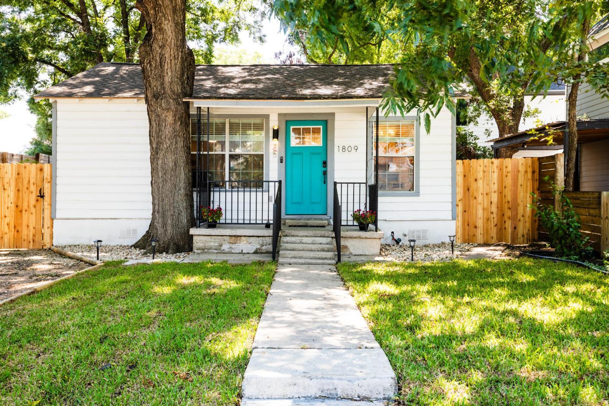 Modern Atx Escape - Walks To Lake, Spacious, King Bed Holiday home Austin
