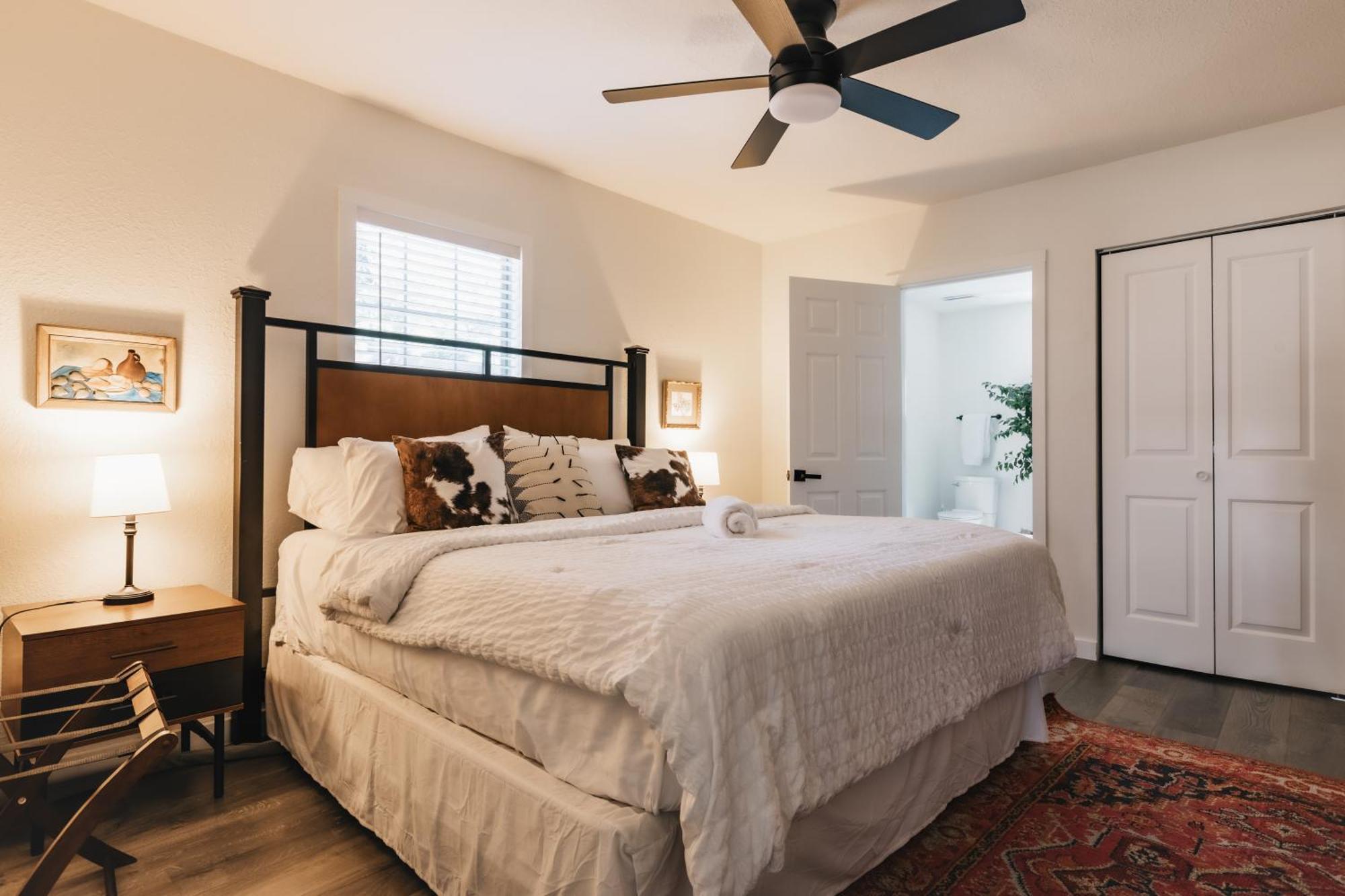 Modern Atx Escape - Walks To Lake, Spacious, King Bed