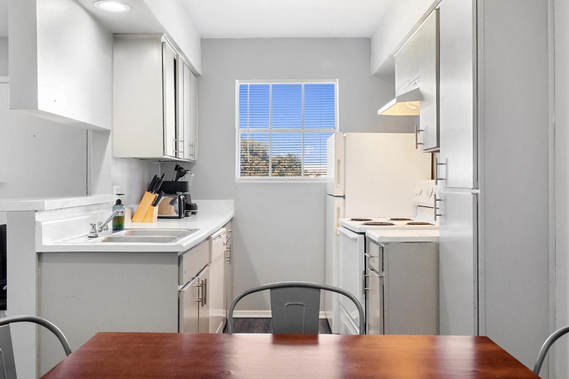 Furnished In Hydepark *