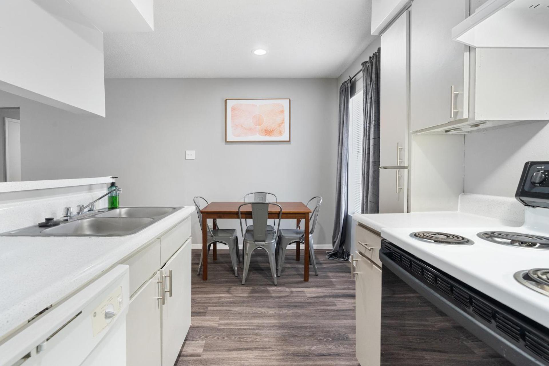 Furnished In Hydepark Apartment