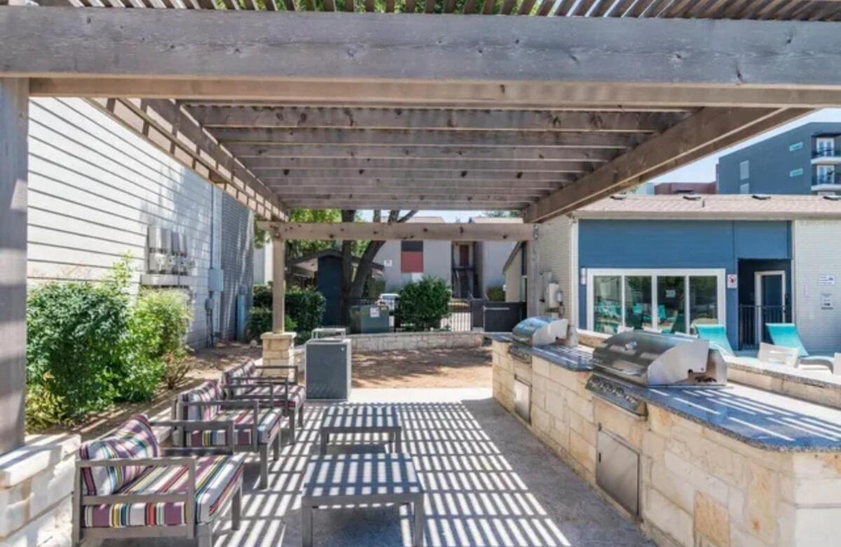 Stylish 1 Bedroom At Sola, 5 Minutes To Downtown Apartment *