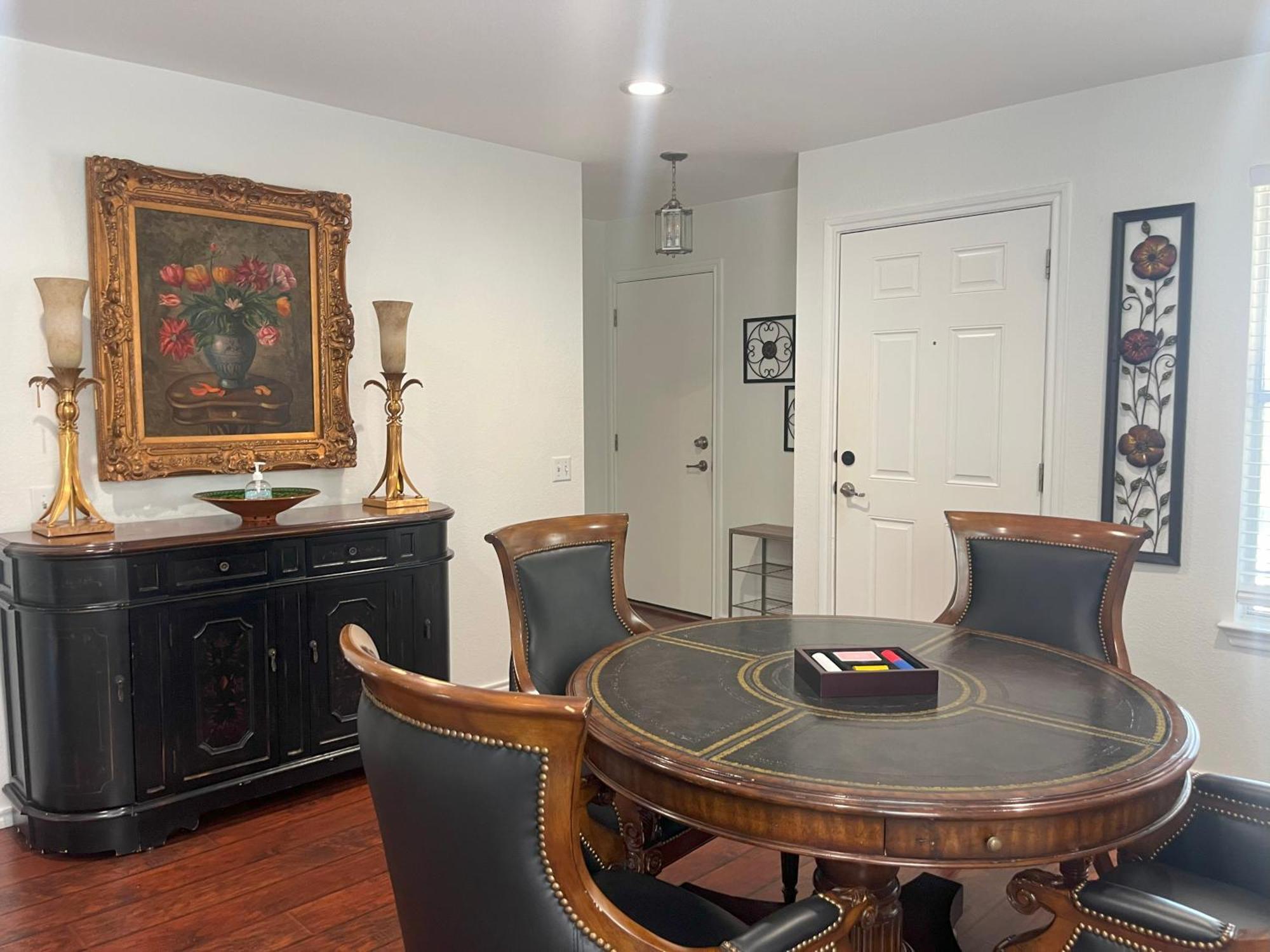 Holiday home Location! Spacious Near Downtown & Events *