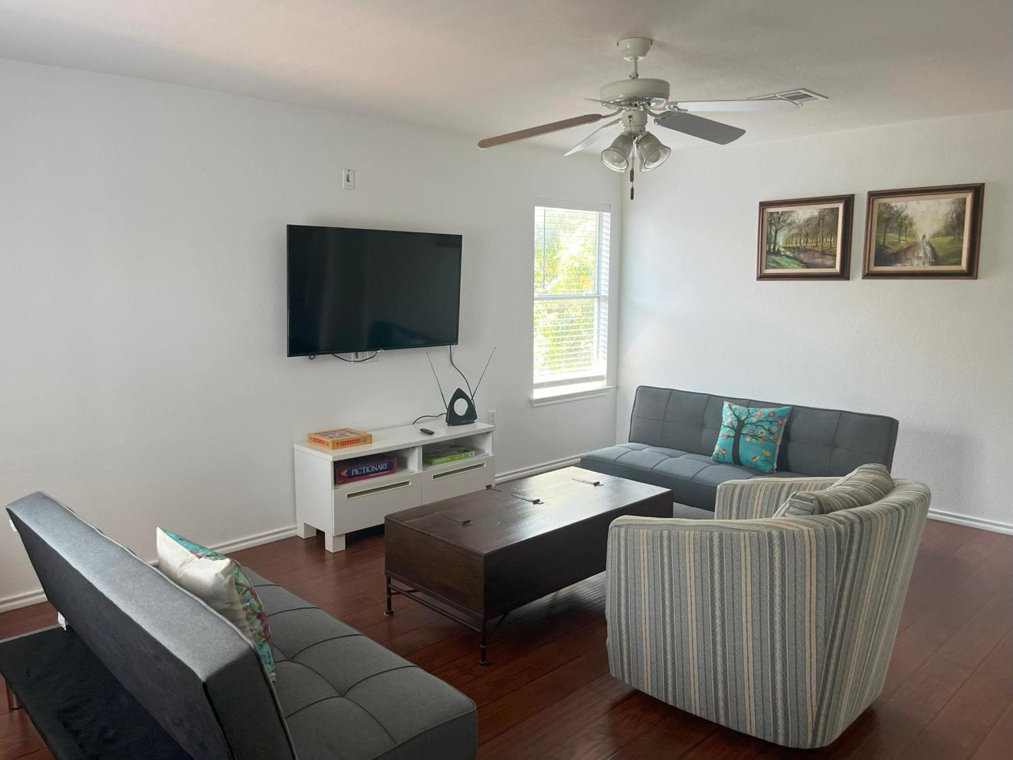 Location! Spacious Near Downtown & Events *