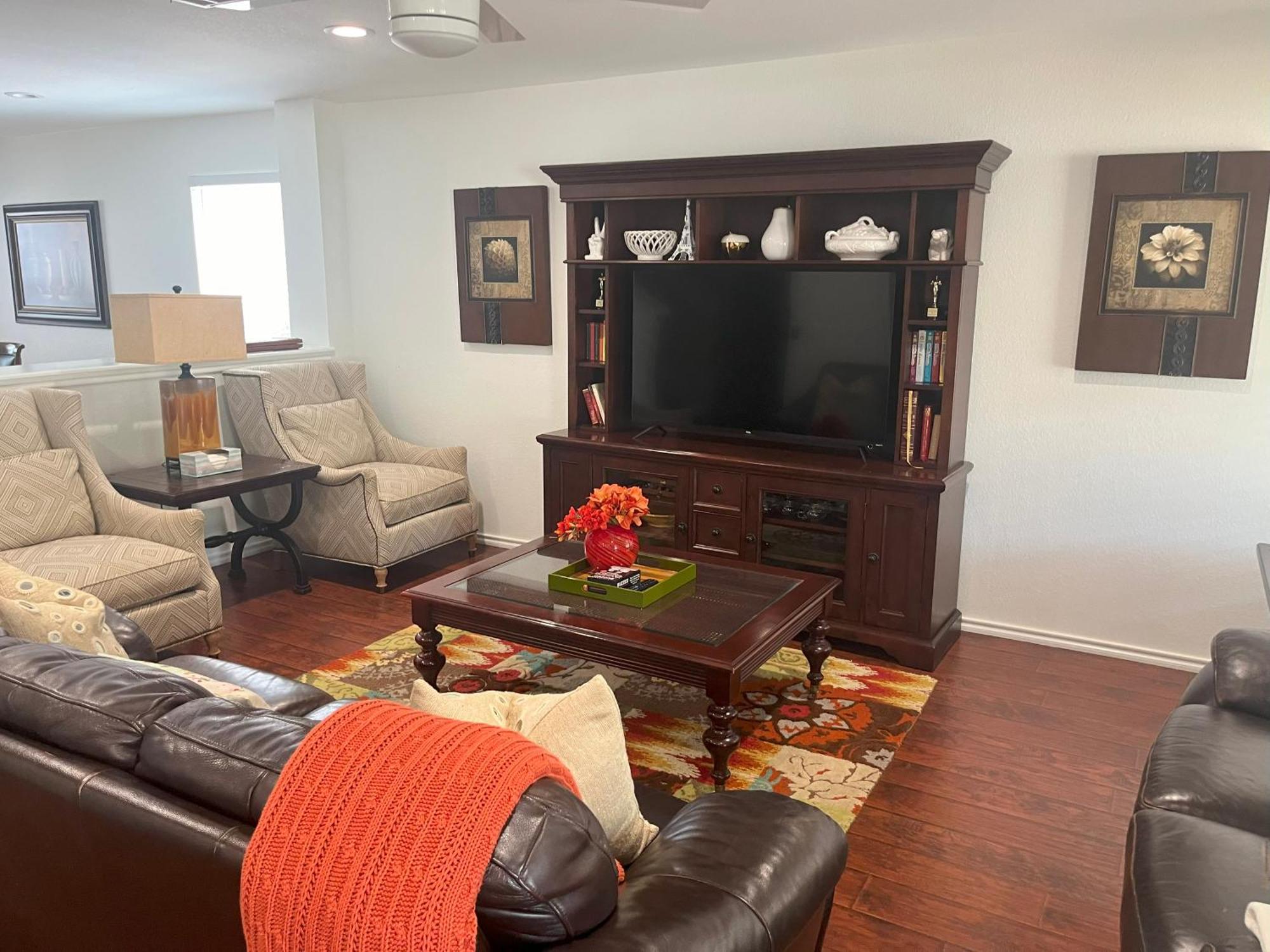 Holiday home Location! Spacious Near Downtown & Events