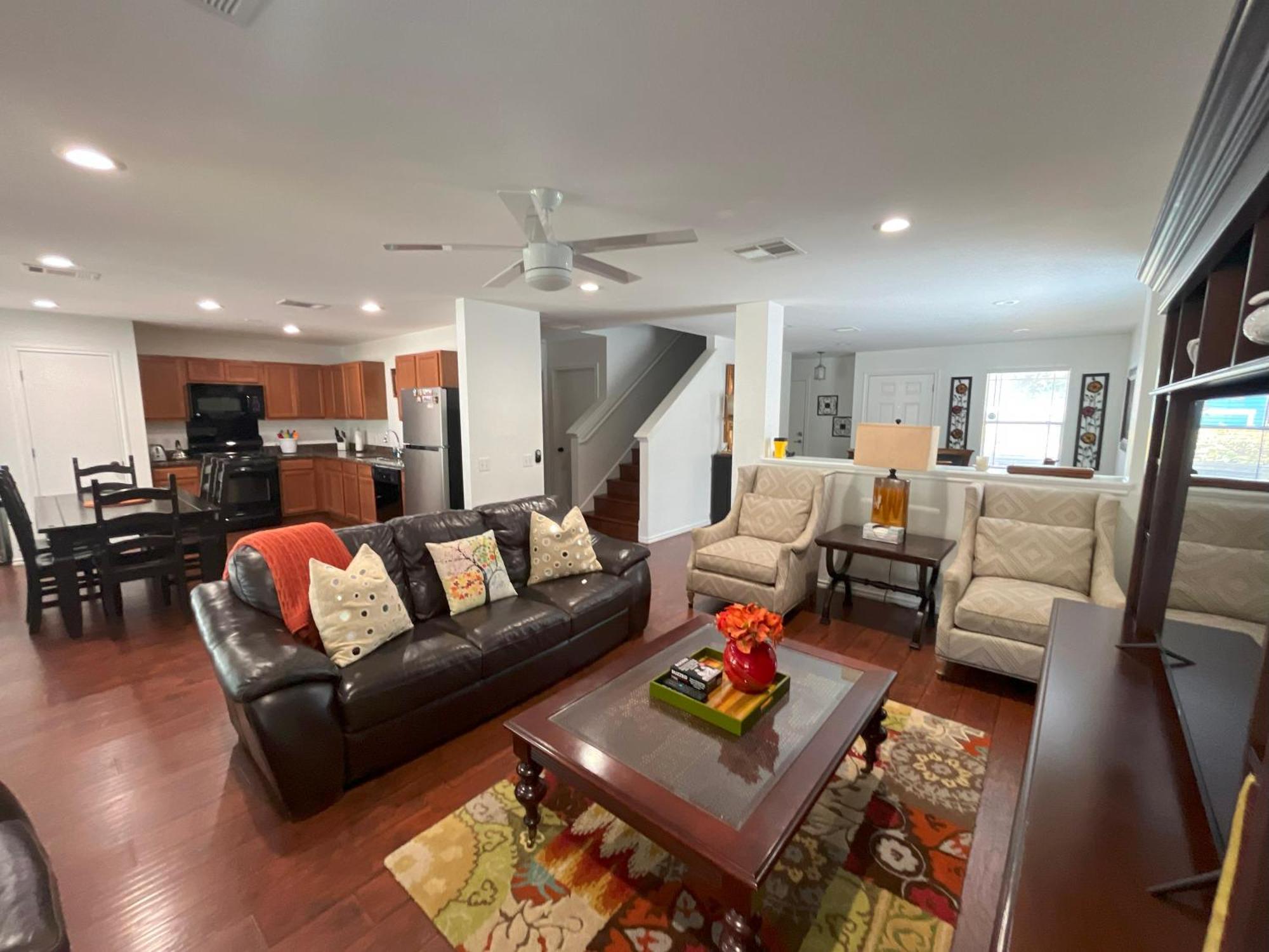 Holiday home Location! Spacious Near Downtown & Events Austin
